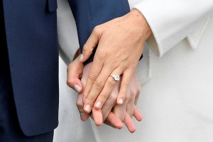 Una réplica del anillo de compromiso de Meghan Markle se vende por 17 euros