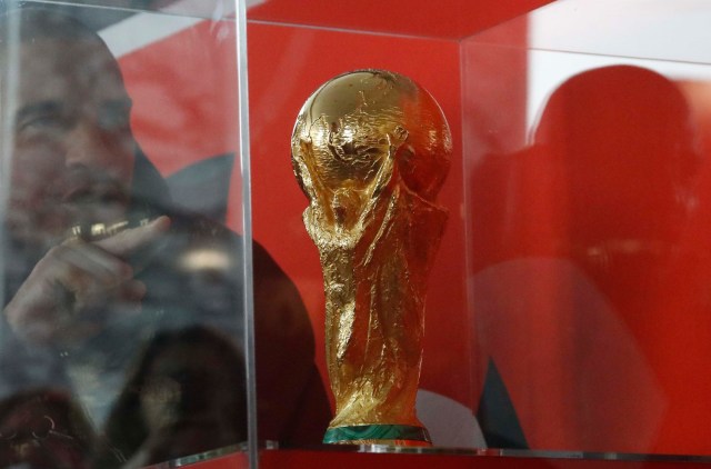 Un hombre señala el trofeo de la Copa del Mundo durante una demostración antes del próximo Sorteo Final de la Copa Mundial de la FIFA 2018 Rusia en el Palacio Estatal del Kremlin en Moscú, Rusia 29 de noviembre de 2017. REUTERS / Sergei Karpukhin