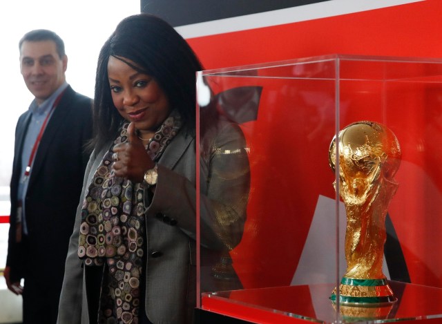 La secretaria general de la FIFA, Fatma Samoura, gesticula cerca del trofeo de la Copa Mundial durante una demostración antes del próximo Sorteo Final de la Copa Mundial de la FIFA 2018 Rusia en el Palacio Estatal del Kremlin en Moscú, Rusia 29 de noviembre de 2017. REUTERS / Maxim Shemetov