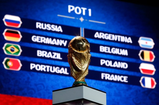 El trofeo y las ollas de la Copa Mundial se exhibirán durante el evento "Detrás de las cámaras del sorteo final" antes del próximo Sorteo Final de la Copa Mundial de la FIFA 2018 Rusia en Moscú, Rusia 29 de noviembre de 2017. REUTERS / Sergei Karpukhin