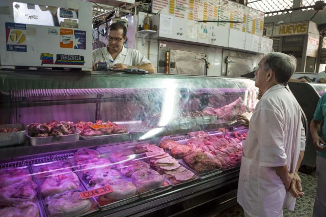 CAR10 - CARACAS (VENEZUELA), 02/11/2017 - Un hombre pregunta por los precios de la carne en un mercado popular hoy, 2 de noviembre del 2017, en Maracaibo (Venezuela). Venezuela registró este mes de octubre una inflación del 50,6 %, respecto del mes anterior, entrando técnicamente en hiperinflación al rebasar por primera vez en su historia el umbral del 50 % que define este último concepto. EFE/MIGUEL GUTIÉRREZ