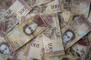 Imprimir moneda no ha evitado la quiebra de Venezuela
