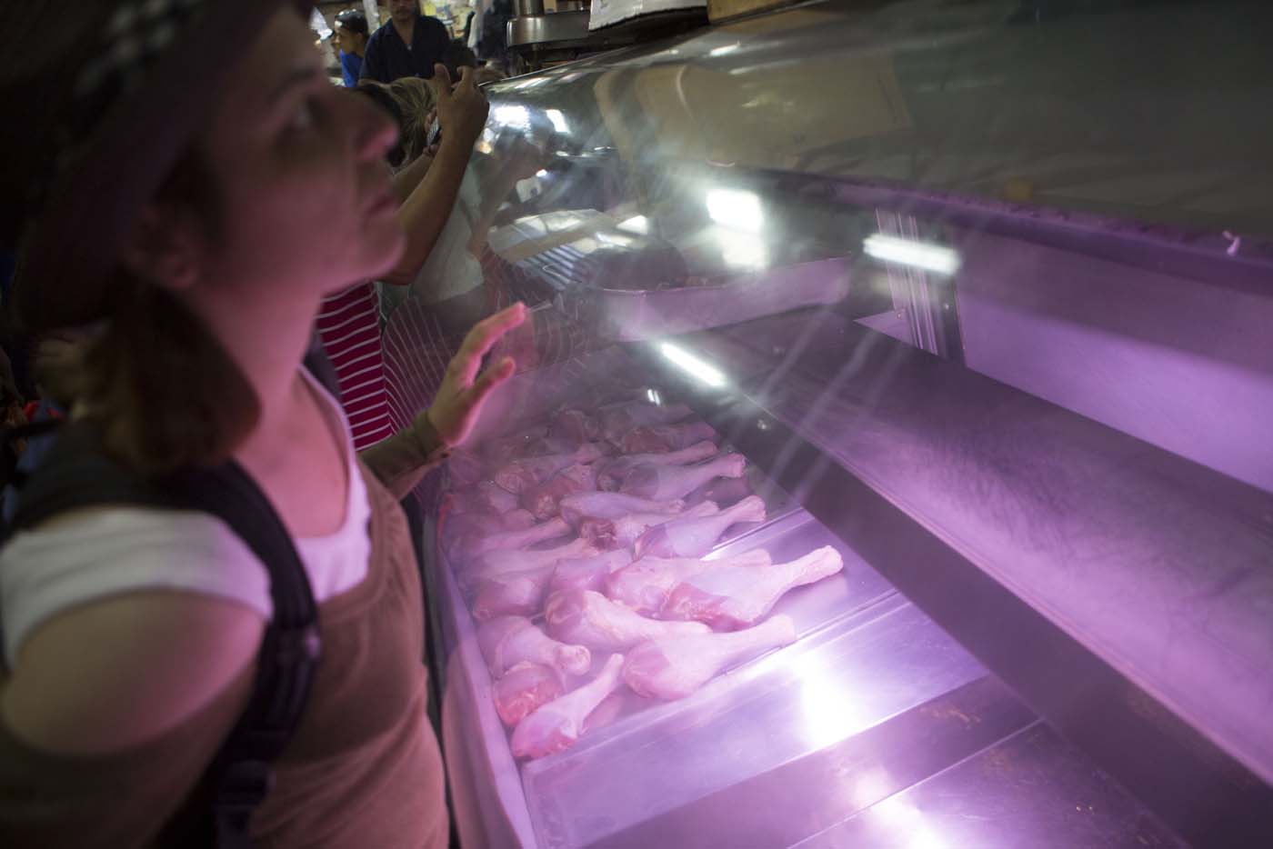 Reaparecen el pollo y la carne en mercados populares, pero casi nadie los puede comprar