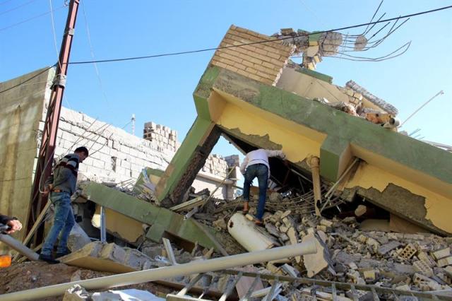 Edificio dañado tras el terremoto de 7,3 grados en la escala Richter registrado anoche en la frontera entre Irán e Irak, en Darbandikhan, cerca de la ciudad de Solimania (Irak) hoy 13 de noviembre de 2017. EFE/ Afan Abdulkhaleq