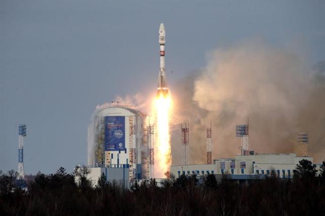 Lanzamiento de un cohete Soyuz-2.1b para poner en órvita un satélite de la serie Meteor-M en el cosmódromo Vostochny a las afueras de Tsiolkovsky (Rusia) hoy, 28 de noviembre de 2017. El lanzamiento, el segundo que se efectúa desde Vostochni, desde que fue inaugurado el año pasado, se produjo a las 08.41 hora de Moscú (05.41 GMT), informaron medios locales. Junto con el Meteor-M, aparato de sondeo a distancia de la Tierra, el Soyuz-2.1b situó en el espacio un grupo de 18 minisatélites. EFE/ Maxim Shipenkov