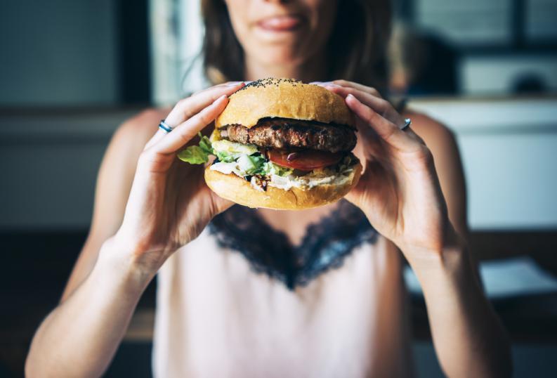 Pidió una hamburguesa por delivery y llegó con un asqueroso “ingrediente” extra (VIDEO)