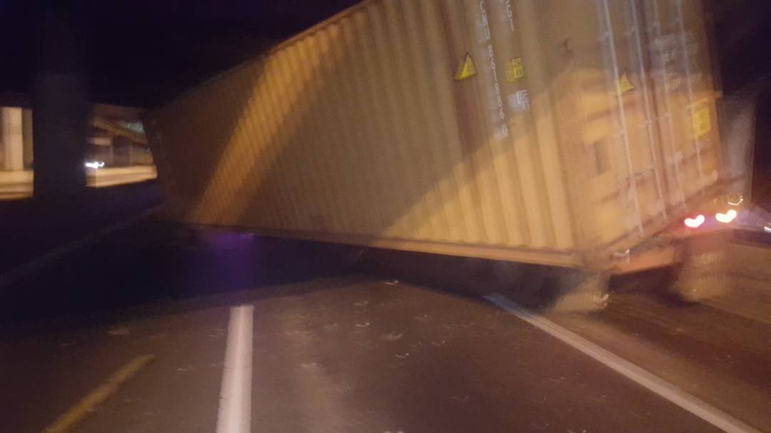 Vuelco de un container obstruye el paso en El Paraíso #14Nov