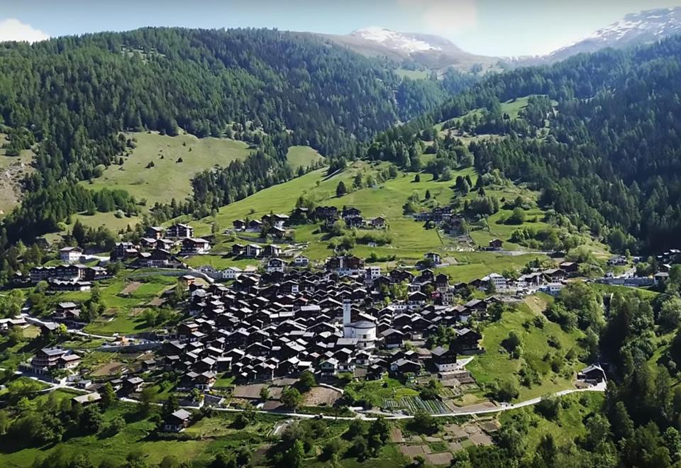 Ofrecen hasta 60 mil euros a la familia que se mude a este pueblo suizo