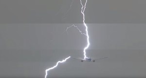 Terror en el aire: Un rayo impacta un avión de KLM segundos después de despegar (video)