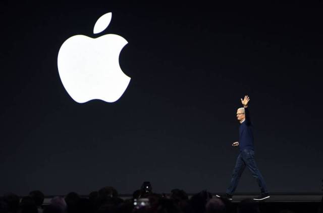 El CEO de Apple, Tim Cook, en la conferencia de desarrolladores de la compañía, la semana pasada, en California. / JOSH EDELSON (AFP)