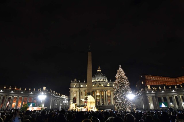 The christmas tree and the crib of St Peter's square are inaugurated on December 7, 2017 in Vatican. / AFP PHOTO / Alberto PIZZOLI