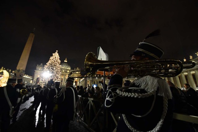 Musicians perform during the inauguration of the christmas tree and the crib of St Peter's square on December 7, 2017 in Vatican. / AFP PHOTO / Alberto PIZZOLI