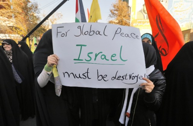 Iranian protesters hold anti-Israeli slogans during a demonstration in the capital Tehran on December 11, 2017 to denounce US President Donald Trump's declaration of Jerusalem as Israel's capital. / AFP PHOTO / ATTA KENARE