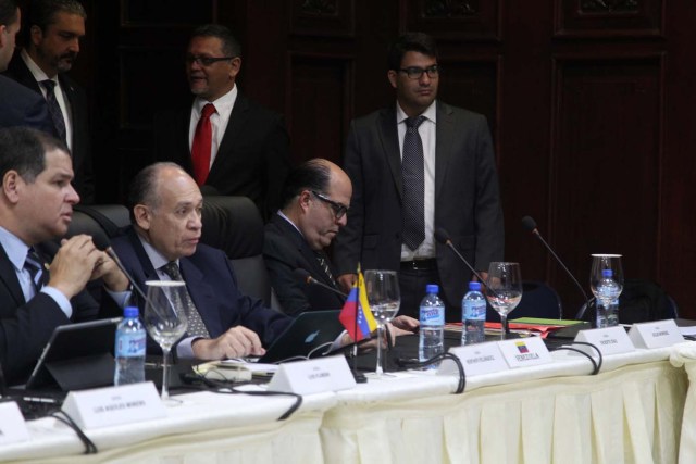 Julio Borges, president of Venezuela's National Assembly and lawmaker of the Venezuelan coalition of opposition parties (MUD) and members of Venezuela's opposition attend Venezuelan government and opposition meeting in Santo Domingo, Dominican Republic December 2, 2017. REUTERS/Ricardo Rojas