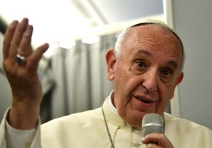 El papa condena a los medios que ensucian a los migrantes