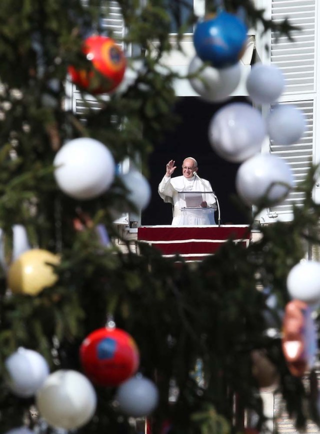 Pope Francis waves during his Sunday Angelus prayer in Saint Peter's Square at the Vatican December 3, 2017. REUTERS/Tony Gentile