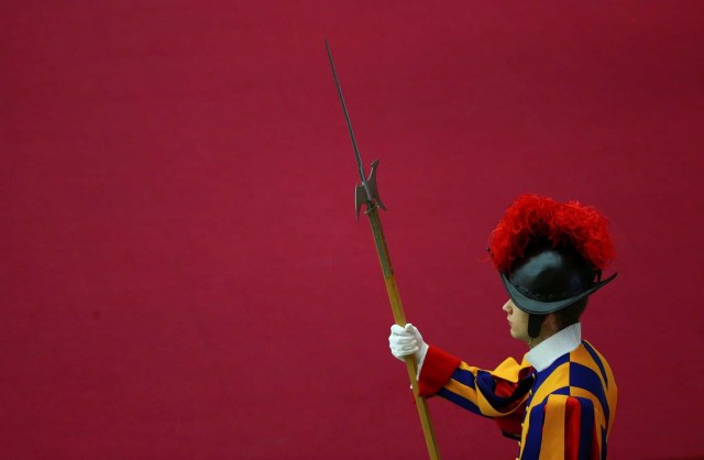 A Swiss Guard stands as Pope Francis leads a special audience for a delegation of donors of the Christmas tree and the nativity scene set up in Saint Peter's square at the Vatican, December 7, 2017. REUTERS/Alessandro Bianchi