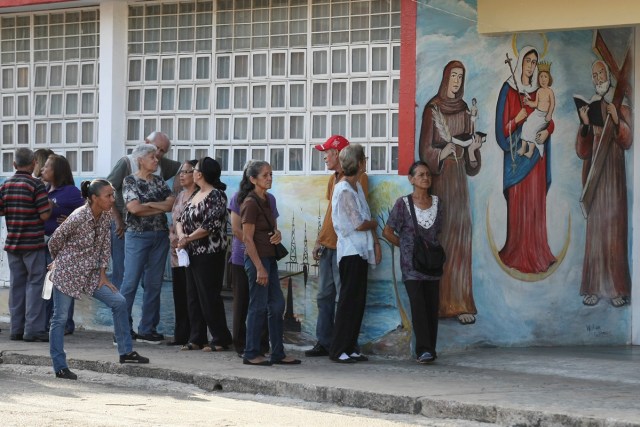 People wait in line at a polling station during a nationwide election for new mayors, in Maracaibo, Venezuela December 10, 2017. REUTERS/Isaac Urrutia