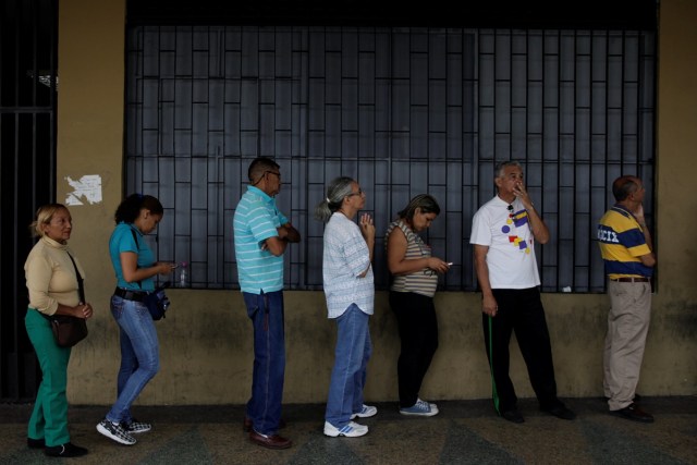 People wait in line at a polling station during a nationwide election for new mayors, in Caracas, Venezuela December 10, 2017. REUTERS/Fabiola Ferrero