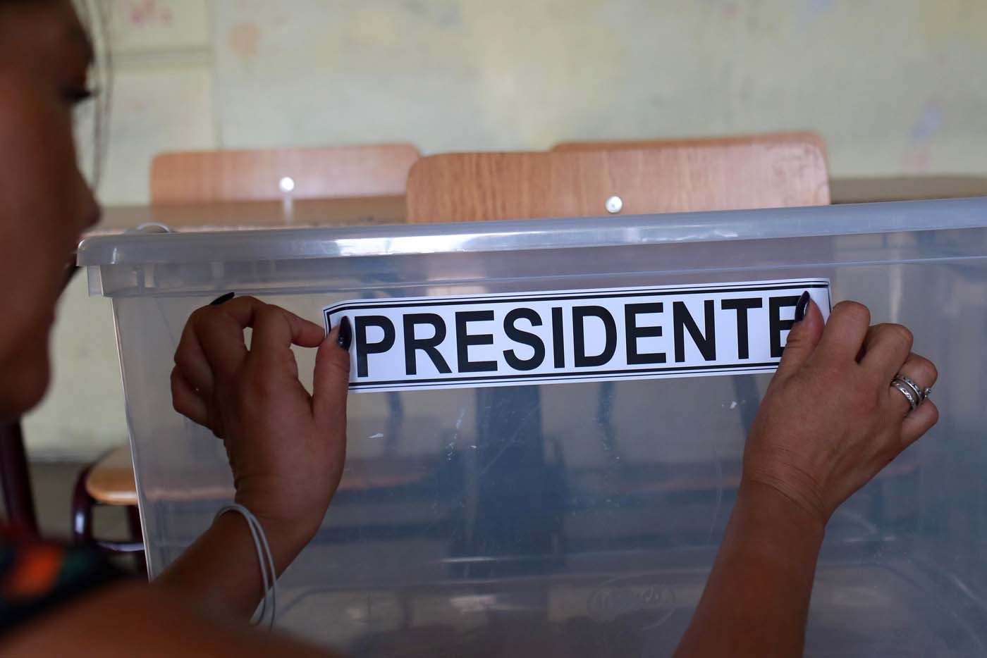 Chilenos comienzan a votar en el exterior en segunda vuelta para elegir presidente