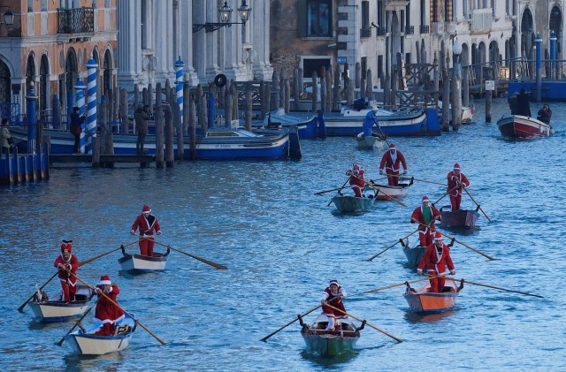 People dressed as Santa Claus row during a Christmas regatta in Venice, Italy December 17, 2017. REUTERS/Manuel Silvestri
