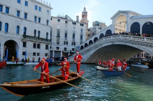 La Navidad llega a Venecia con decenas de Santas recorriendo calles y canales (fotos)