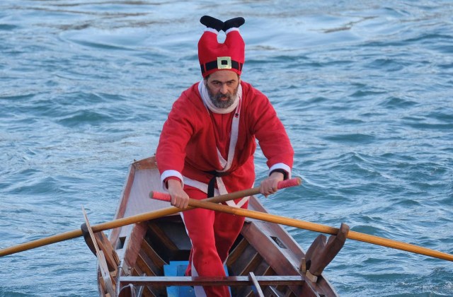 A man dressed as Santa Claus rows during a Christmas regatta in Venice, Italy December 17, 2017. REUTERS/Manuel Silvestri