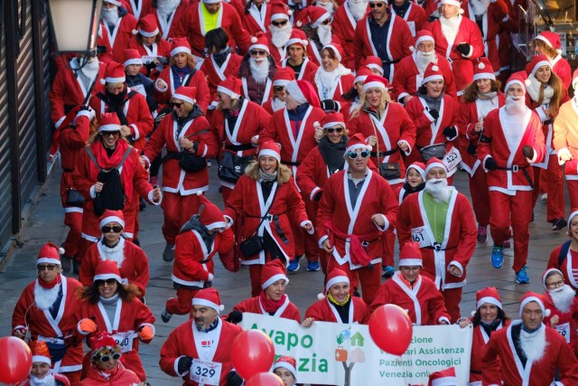People dressed as Santa Claus run during a Christmas race in Venice, Italy December 17, 2017. REUTERS/Manuel Silvestri
