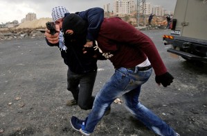 Fotógrafo capta el momento en que lo encañona un agente israelí de incógnito (Imagen escalofriante)