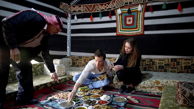 La familia de Al Malahim agasaja a los huéspedes con desayunos, almuerzos y aperitivos que llevan el sabor tradicional del desierto jordano y que son preparados y servidos al estilo beduino.
