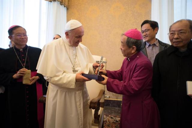  Imagen facilitada por el periódico oficial del Vaticano, L'Osservatore Romano, del Papa Francisco (2-i), durante una reunión con miembros del Consejo de iglesias de Taiwán, en el Vaticano, hoy, 7 de diciembre de 2017. EFE/ Osservatore Romano