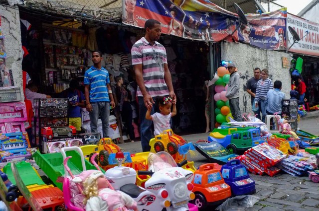 ACOMPAÑA CRÓNICA: VENEZUELA CRISIS - VZL03. CARACAS (VENEZUELA), 15/12/2017.- Fotografía del 14 de diciembre de 2017, de un hombre que observa juguetes en un puesto de venta en Caracas (Venezuela). Los venezolanos podrán disfrutar este año brevemente de sus tradicionales estrenos de ropa, delicias gastronómicas o los juguetes del Niño Jesús como resultado de una situación que tiene a la mayoría de los ciudadanos del país con la soga económica al cuello. Los venezolanos reconocen que este año tendrán que escoger entre una de estas tres tradiciones o reducir el gasto en una de ellas para centrarse en una exclusiva, mientras que los más desfavorecidos no tendrán tanta suerte, a pesar de los bonos y pagas extras que ha empezado a entregar el Gobierno de Nicolás Maduro. EFE/Cristian Hernandez