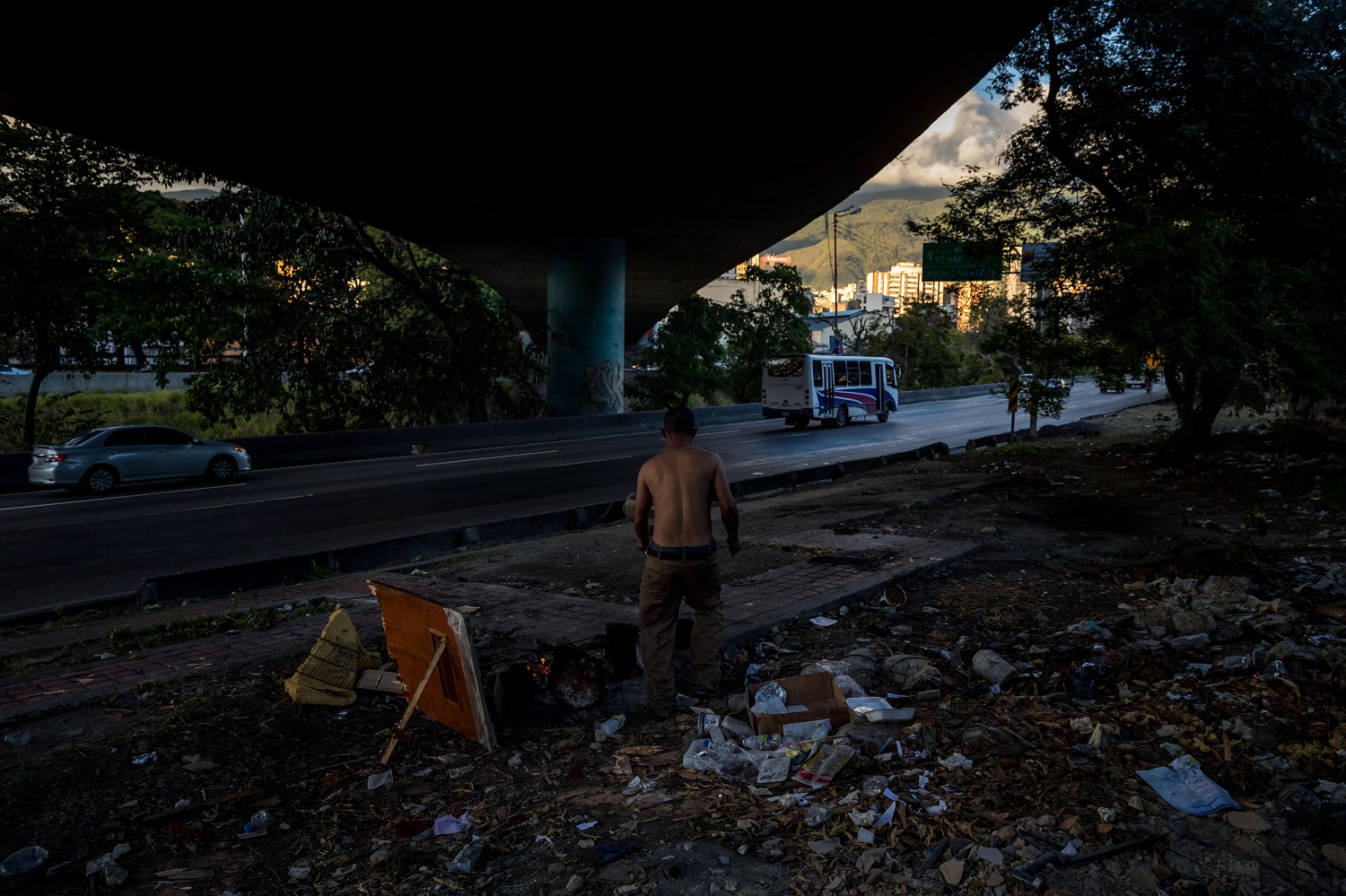 Los puentes de Caracas se convierten en el techo de nuevos y viejos pobres (Fotos)