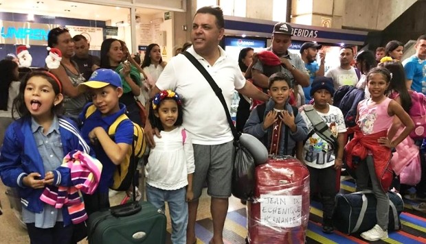 Periodista peruano, Andrés Hurtado, fue detenido en Maiquetía por ayudar a los 130 niños que viajaban a Perú