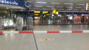 Policía arrestó a un sospechoso armado con un cuchillo en aeropuerto de Ámsterdam