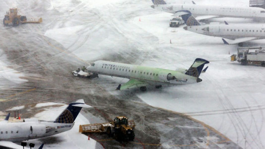 Miles de vuelos cancelados y retrasados por tormenta de nieve en EEUU