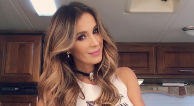 Aparece sensual imagen de Catherine Siachoque sin ropa interior