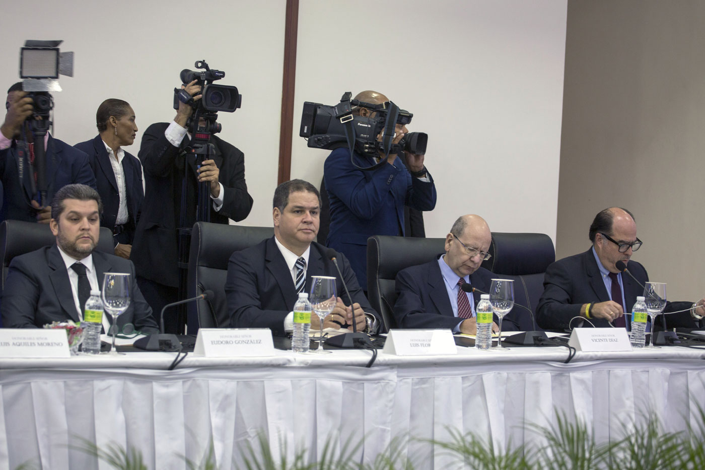 Por adelantar elecciones y anular a VP, oposición no asistirá a la próxima reunión en Dominicana