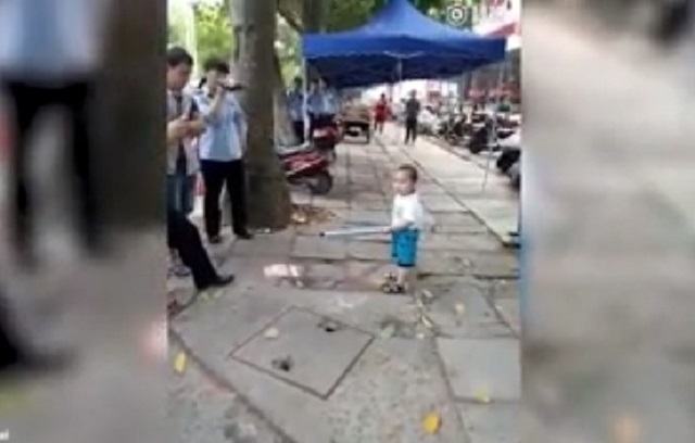 Niño defiende a su abuela con barra de hierro // Foto captura video
