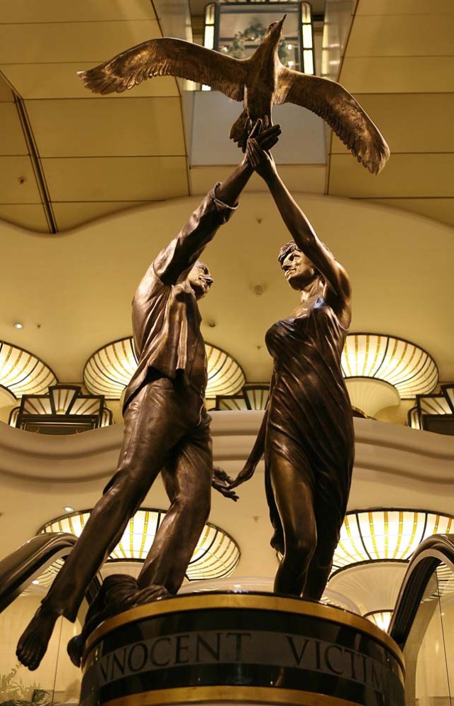 (FILES) This file photo taken on August 31, 2006 shows a memorial to Diana, Princess of Wales and Dodi al-Fayed is pictured in Harrods in London, 31 August 2006, on the ninth anniversary of their death. London luxury department store Harrods said on January 13, 2018 it was taking down a statue of the late Princess Diana and her boyfriend Dodi Fayed and returning it to former owner Mohamed Al Fayed. Al Fayed commissioned the bronze statue, which shows his son and Diana holding hands and releasing a bird, after they were killed in a Paris car crash in 1997. / AFP PHOTO / John D MCHUGH