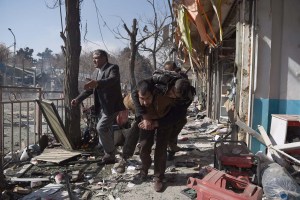 Una ambulancia bomba vuelve a convertir a Kabul en un cementerio (fotos)
