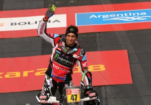 Argentino Benavides lidera el Dakar en motos tras acabar segundo en sexta etapa