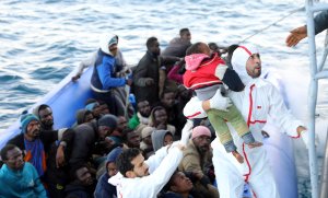 Guardacostas libios rescatan a 272 inmigrantes frente a las playas de Trípoli