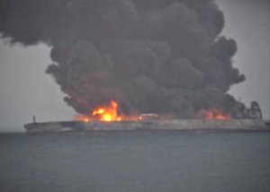 Riesgo de explosión de buque petrolero en llamas frente a costa de China
