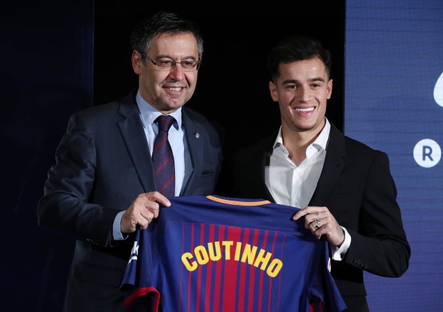 Soccer Football - FC Barcelona present new signing Philippe Coutinho - Camp Nou, Barcelona, Spain - January 8, 2018 FC Barcelona's new signing Philippe Coutinho and FC Barcelona President Josep Maria Bartomeu pose with the club shirt REUTERS/Albert Gea