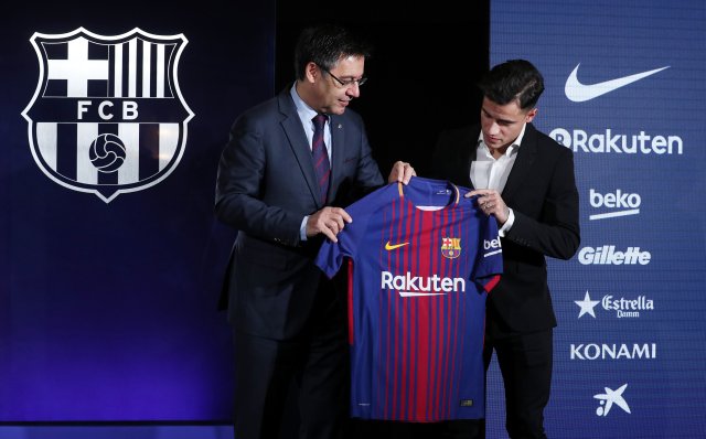Soccer Football - FC Barcelona present new signing Philippe Coutinho - Camp Nou, Barcelona, Spain - January 8, 2018   FC Barcelona's new signing Philippe Coutinho and FC Barcelona President Josep Maria Bartomeu pose with the club shirt   REUTERS/Albert Gea