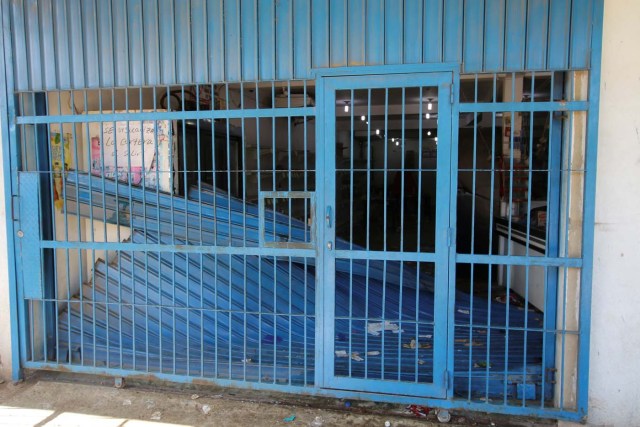 Damage is seen in a mini-market after it was looted in Puerto Ordaz, Venezuela January 9, 2018. REUTERS/William Urdaneta