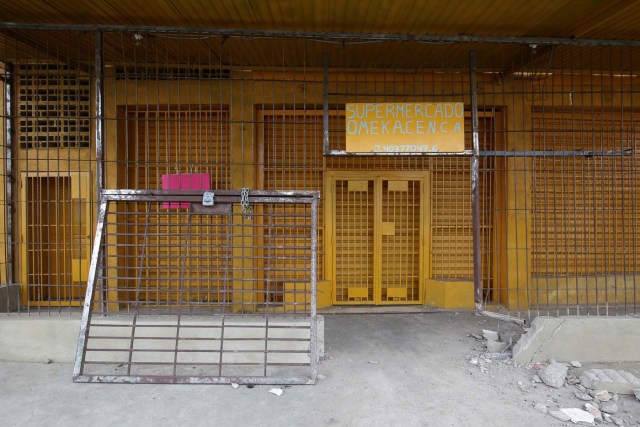 A broken gate is seen at a supermarket, after an attempted looting in San Felix, Venezuela January 9, 2018. REUTERS/William Urdaneta