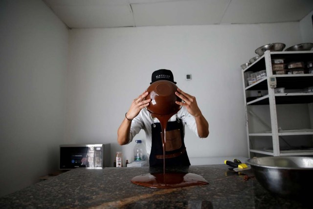 A worker makes chocolate bars at the Mantuano chocolate factory in Caracas, Venezuela October 26, 2017. Picture taken October 26, 2017. REUTERS/Carlos Garcia Rawlins