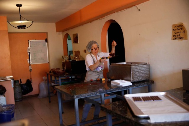 Nancy Silva makes chocolate bars at the Kirikire chocolate factory in Caracas, Venezuela October 4, 2017. Picture taken October 4, 2017. REUTERS/Carlos Garcia Rawlins